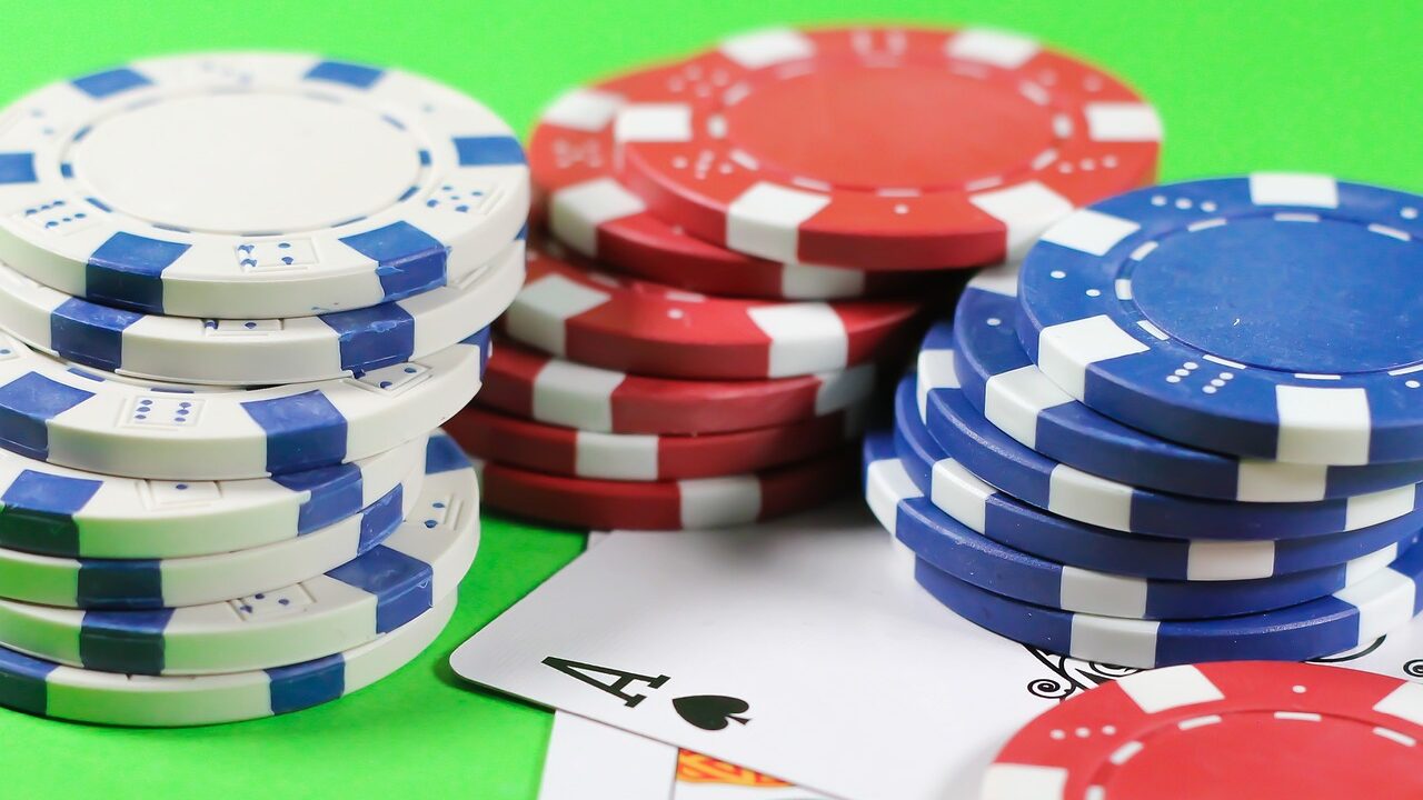 Loyalty Programs vs. Streaming Subscriptions: How Casinos Compete for Customer Attention and Loyalty